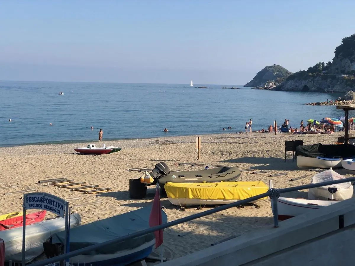 Casa Serge Vista Mare Con Ampio Terrazzo Privato Bergeggi